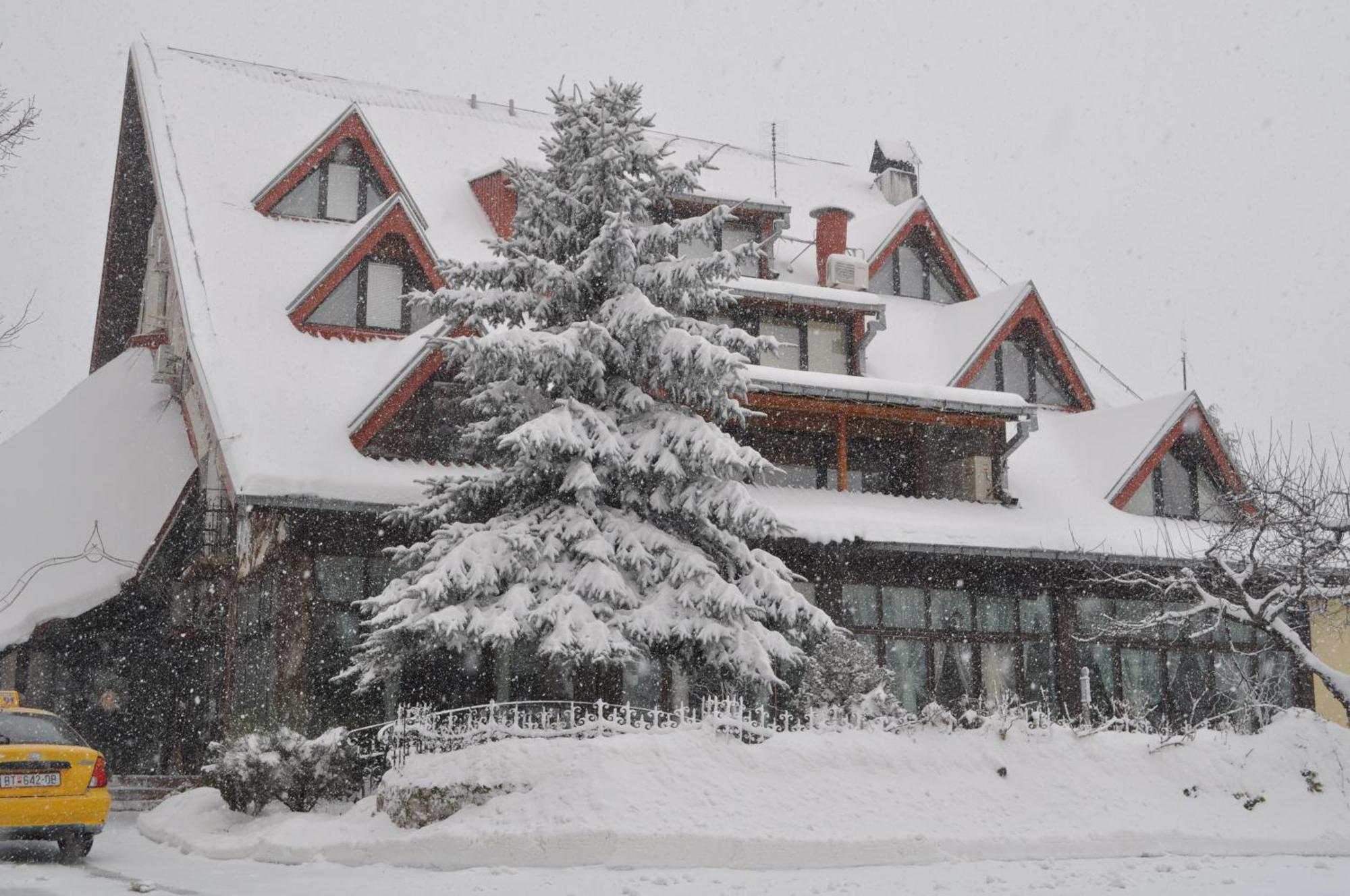 Hotel Sumski Feneri Bitola Bagian luar foto